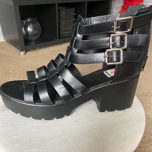 Pink Key sandal - Picture 2 of 2